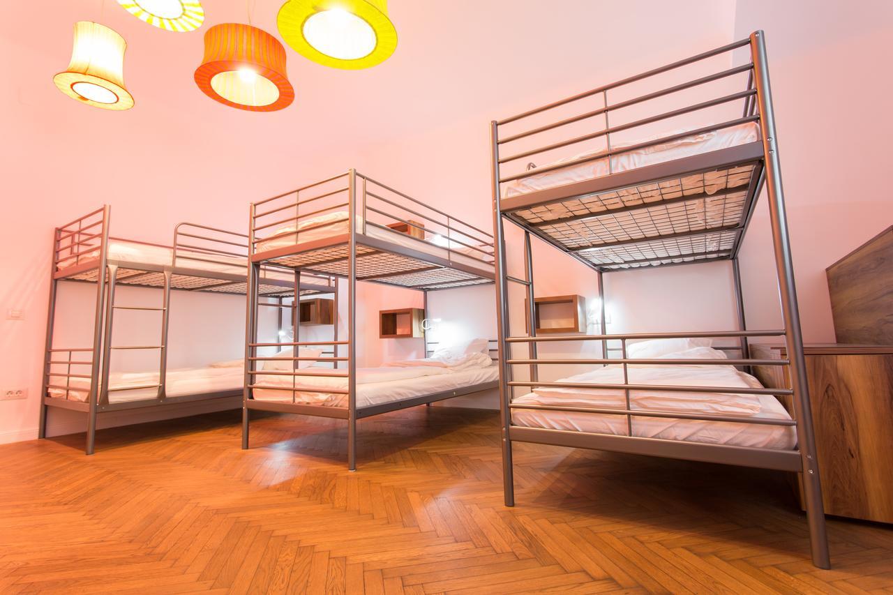 First Hostel Bucharest Exterior photo