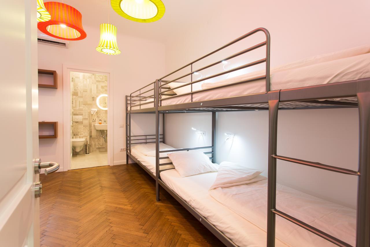 First Hostel Bucharest Exterior photo