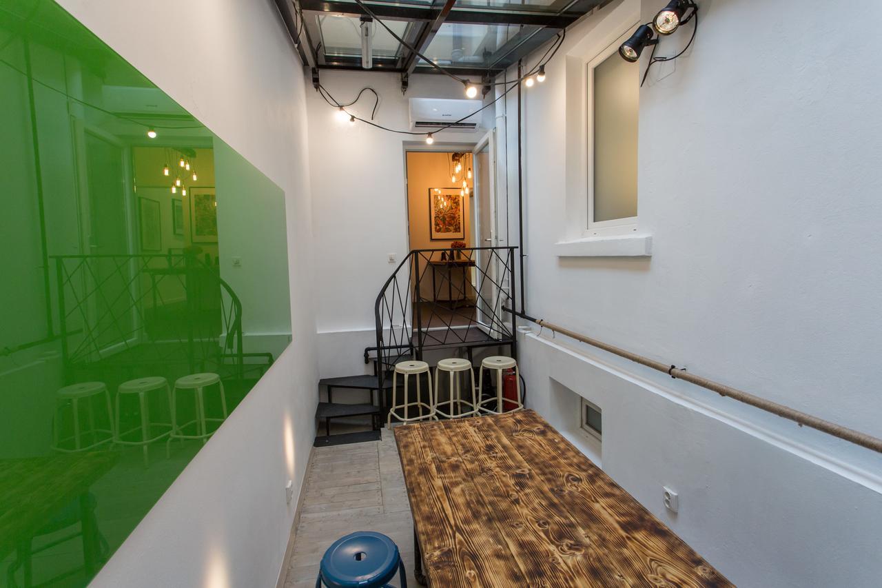 First Hostel Bucharest Exterior photo